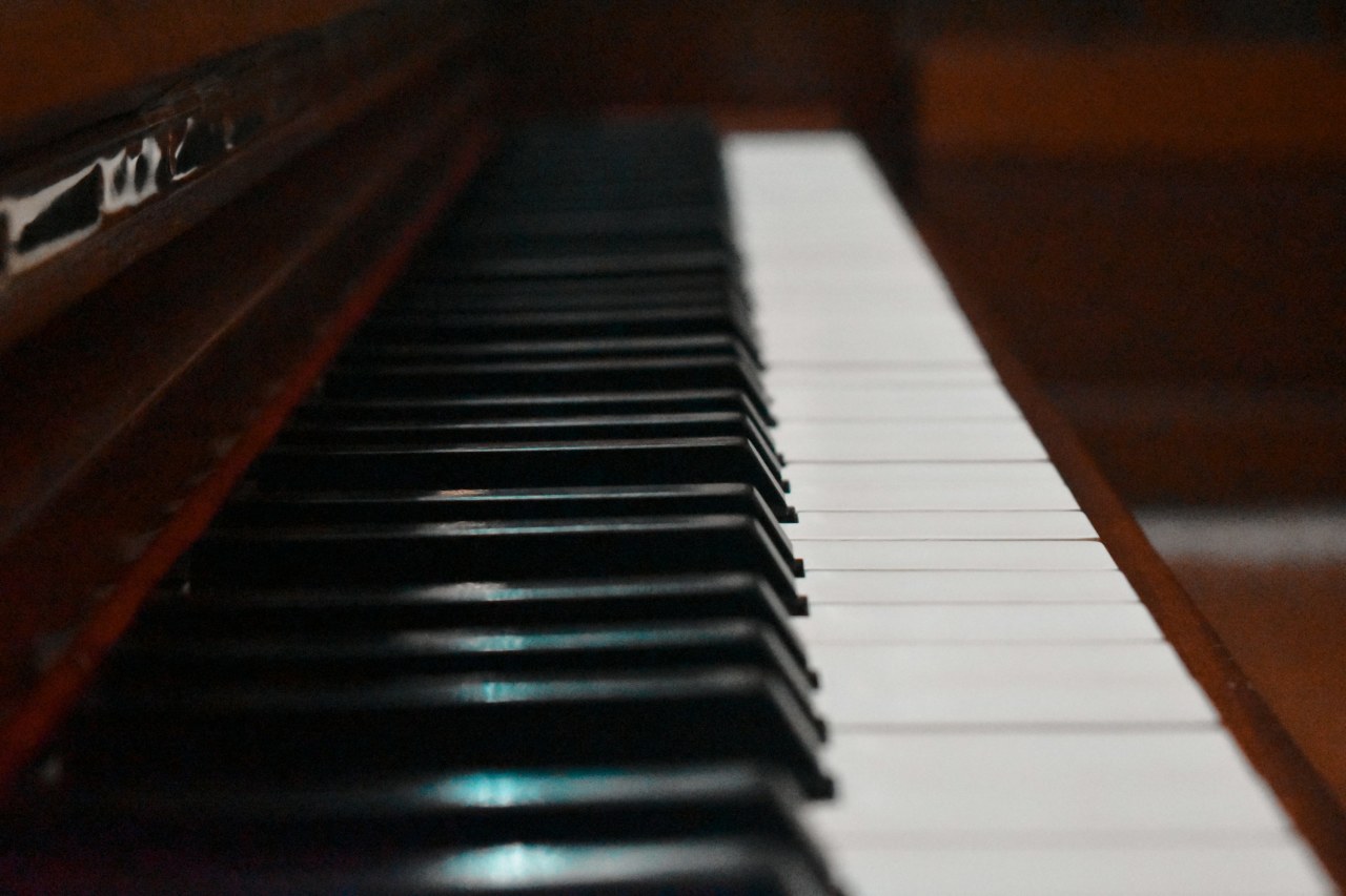 Как выбрать первую гитару для новичка: пошаговая инструкция 2025