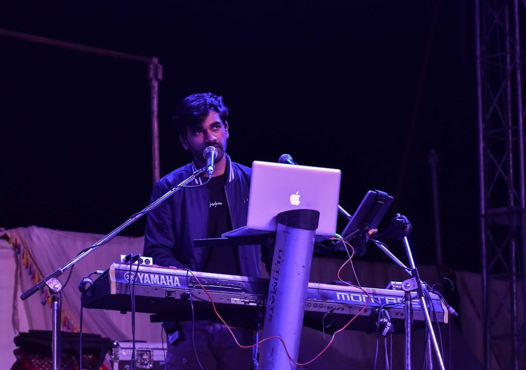 Электронная музыка или живая — что лучше для начинающего музыканта?