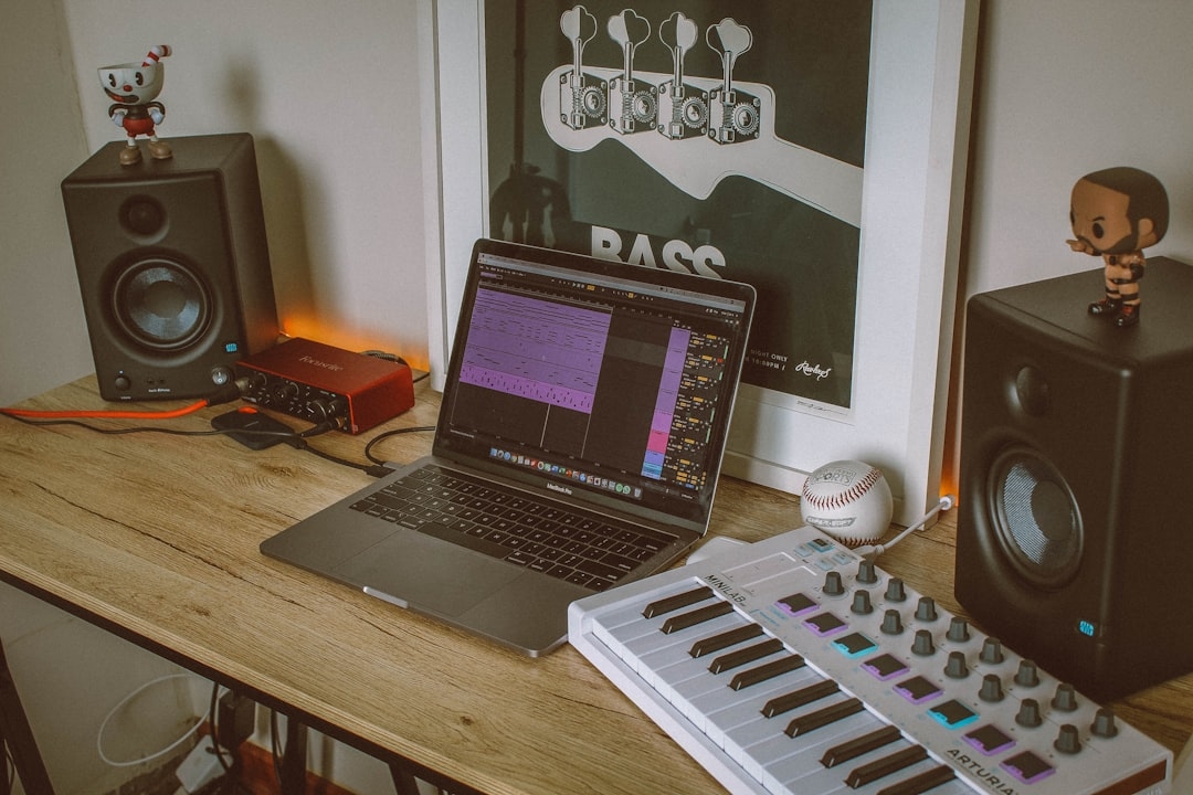 Как настроить домашнюю студию звукозаписи: оборудование и лайфхаки
