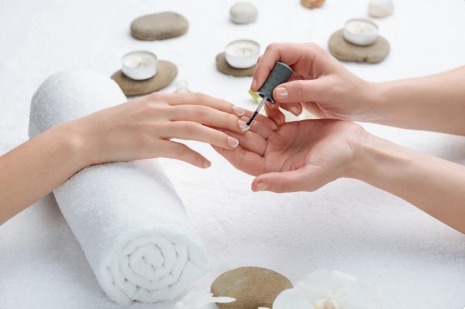 В чём разница между каучуковой и гелевой базой — объясняем на пальцах